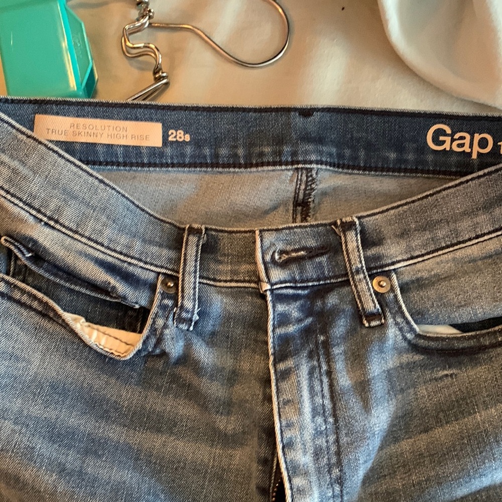 28s fits size 6. Lightly worn